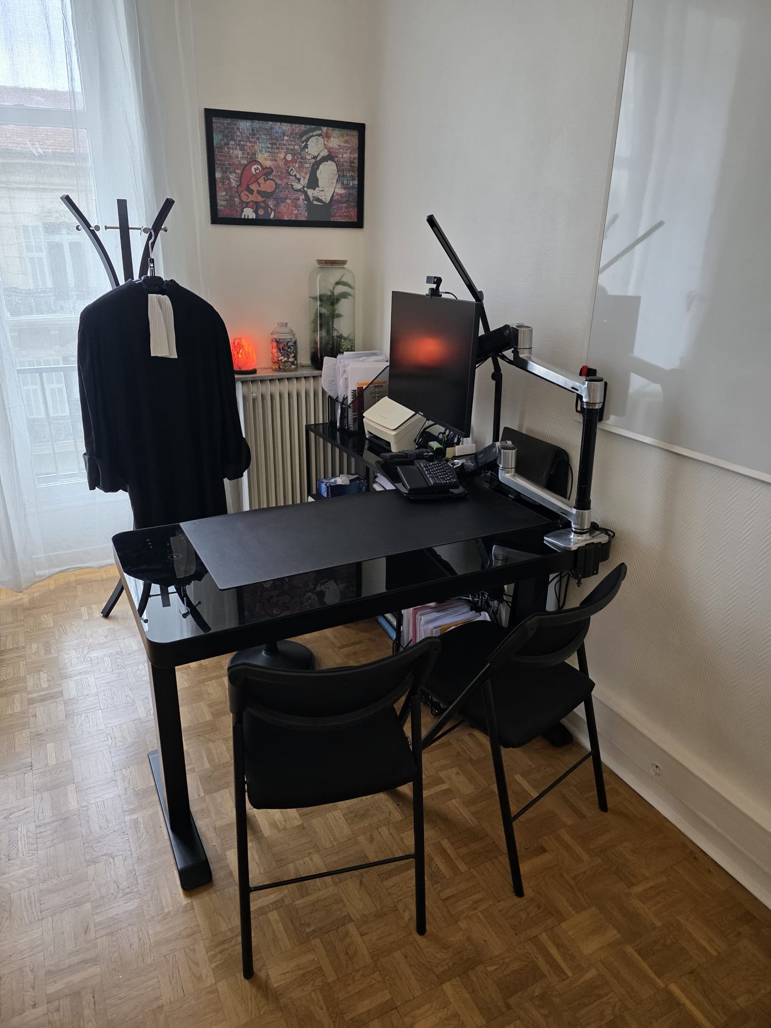 Table ronde et luminaire dans le bureau Aequivalens