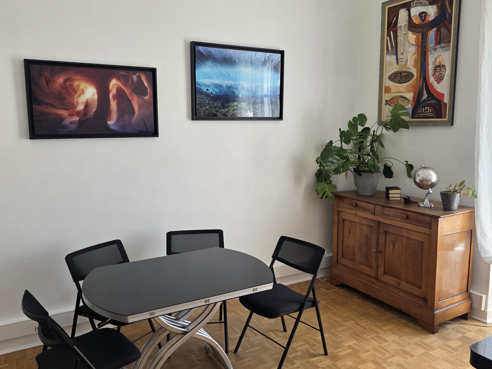 Table de réunion et rangements dans le bureau Aequivalens