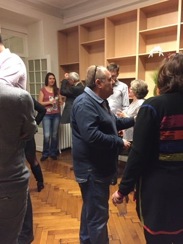Échanges entre les invités pendant l’inauguration