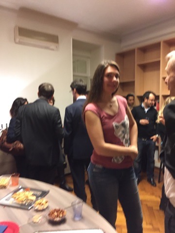 Discussions entre les participants à la soirée